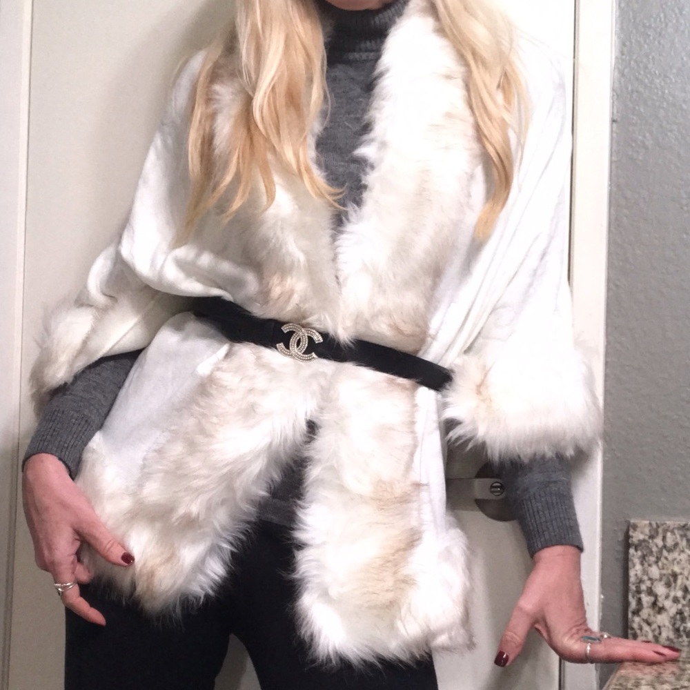 ❄️Winter White Faux Fur Trim Cape🌟 - Picture 4 of 4
